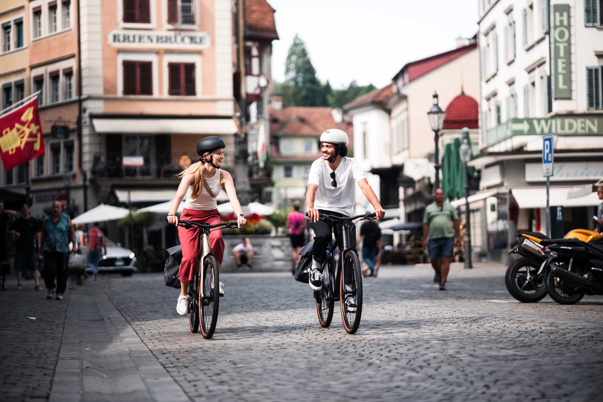 Zwei junge Personen auf E-Bikes