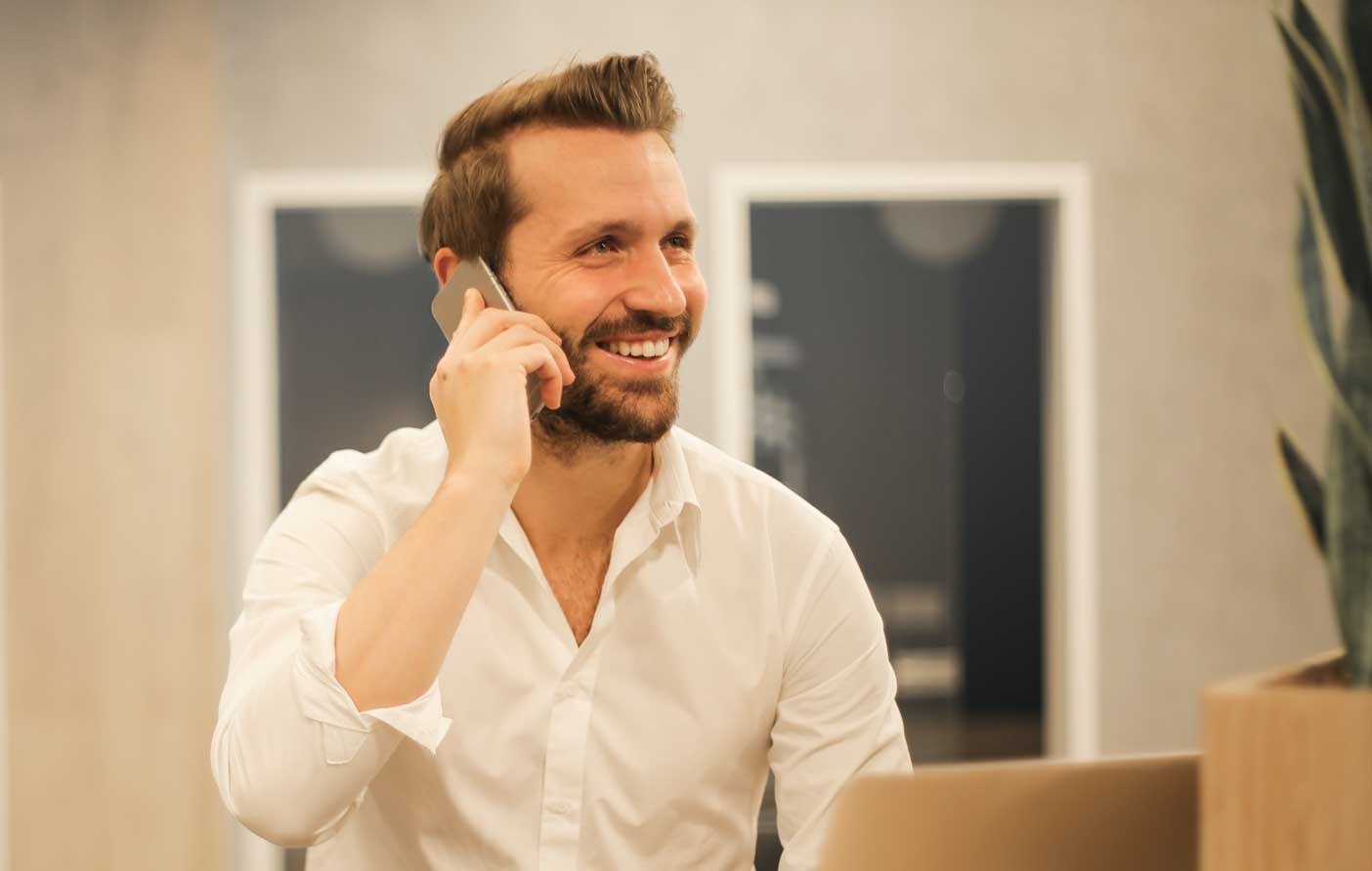 Jeune homme au téléphone portable